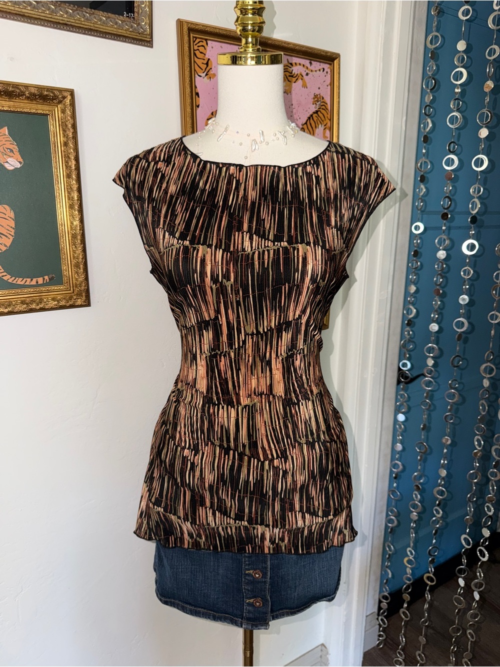 Vintage Y2K Women's Cap-Sleeve Printed Stretch Top — Black and Brown